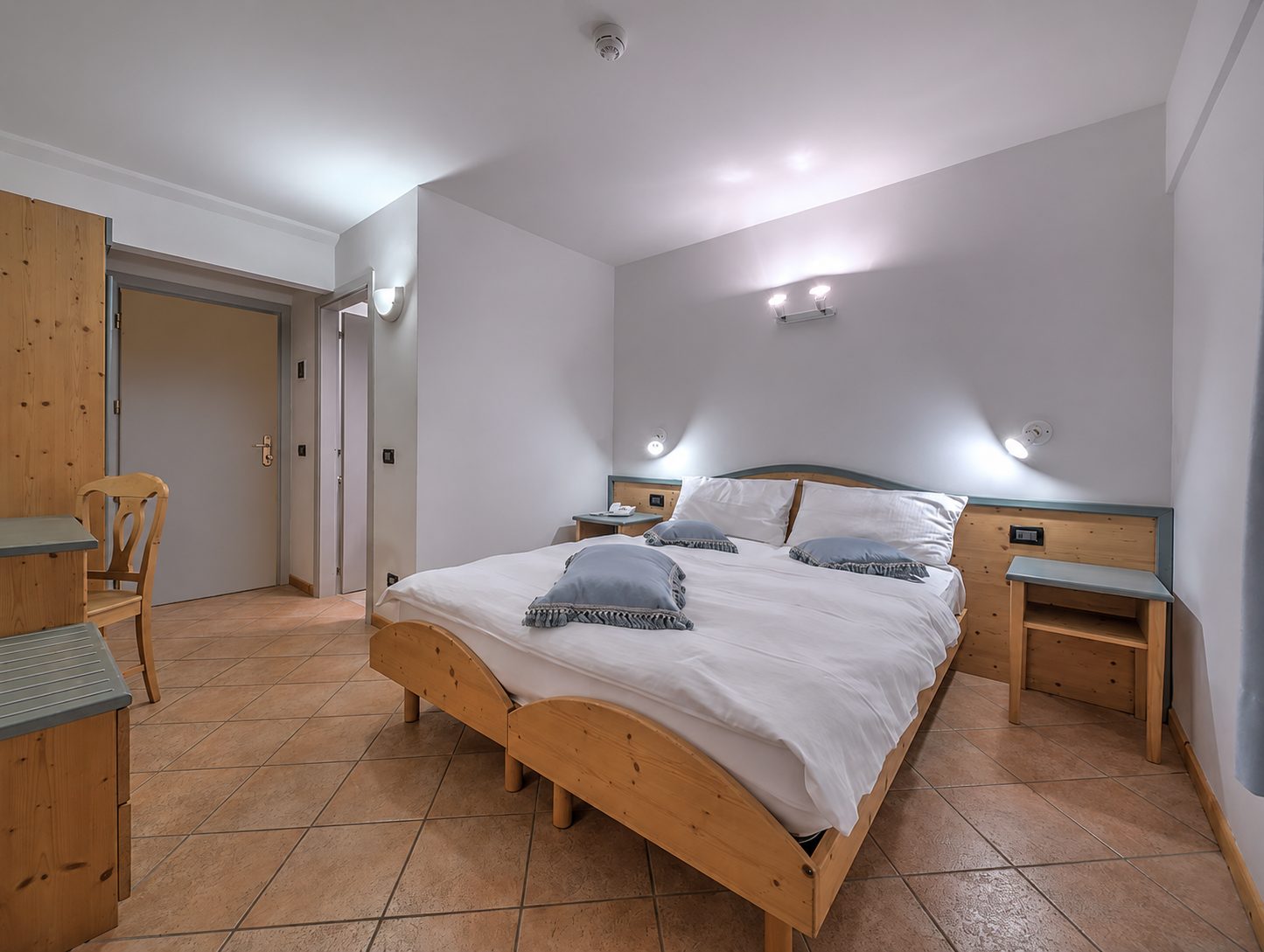 Camera Classic dell'Hotel Kapriol con letto matrimoniale e arredi in legno