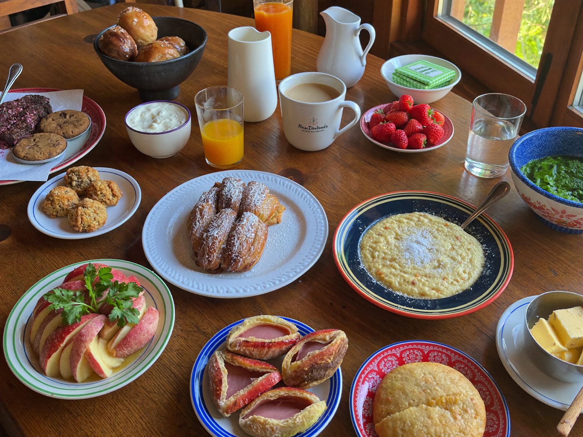 Colazione con torte e dolci fatti in casa