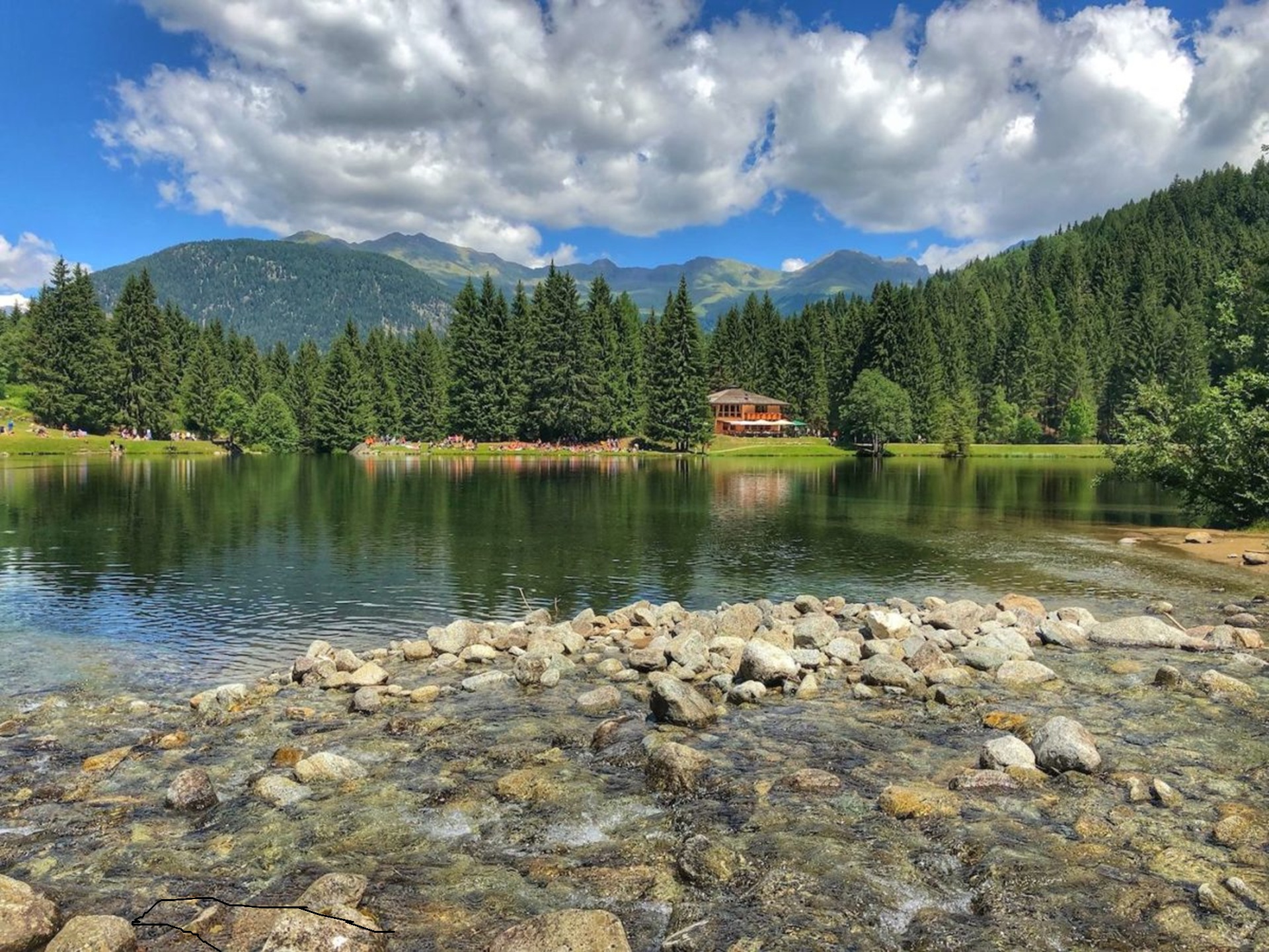 Il Lago dei Caprioli circondato dai boschi