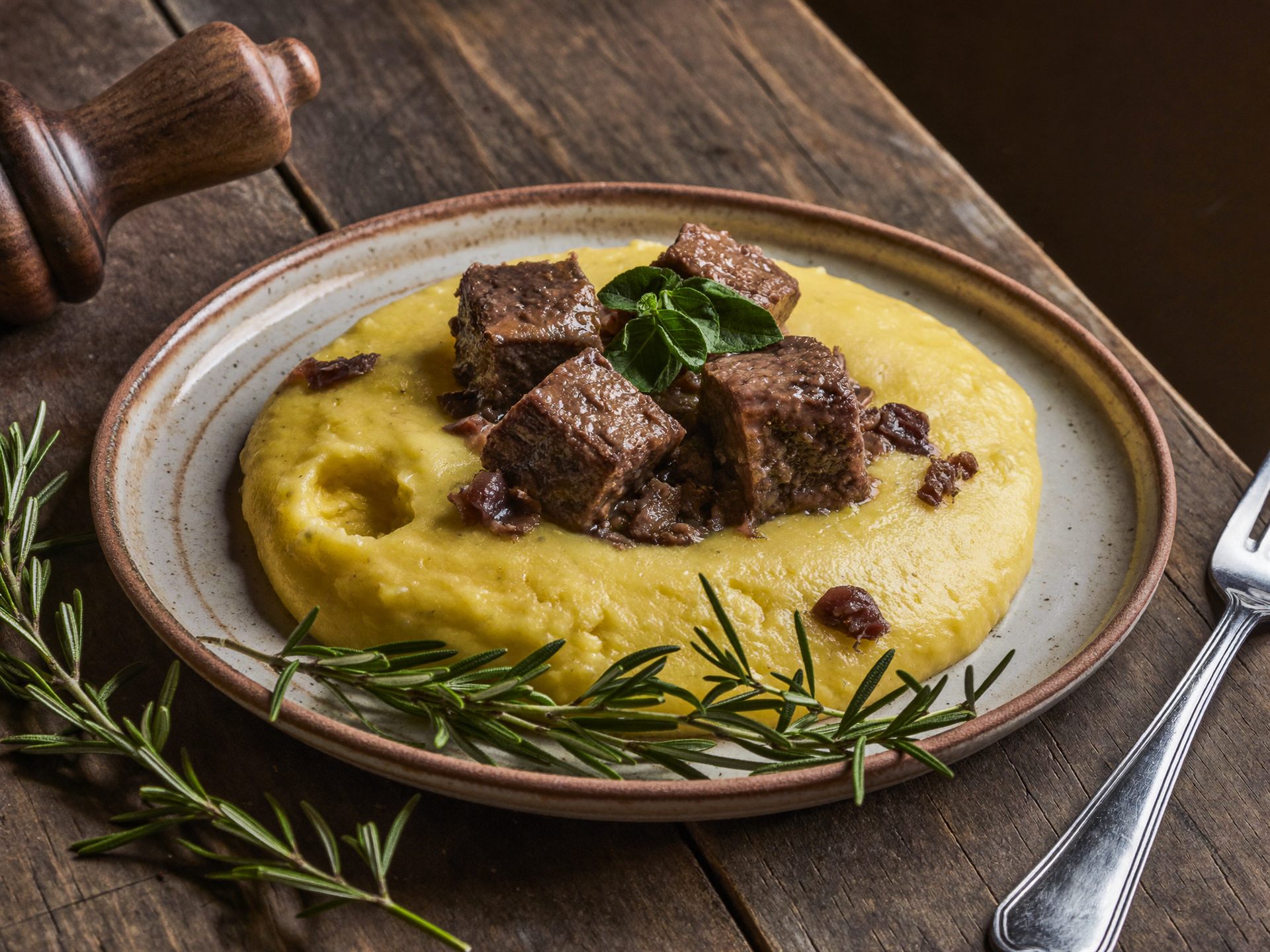Polenta e spezzatino, piatto tipico trentino servito all'Hotel Kapriol